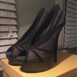 Fendi Spuntata Camoscio Grey/Black pump Size 7.5